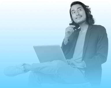 um homem sentado com o notebook em seu colo